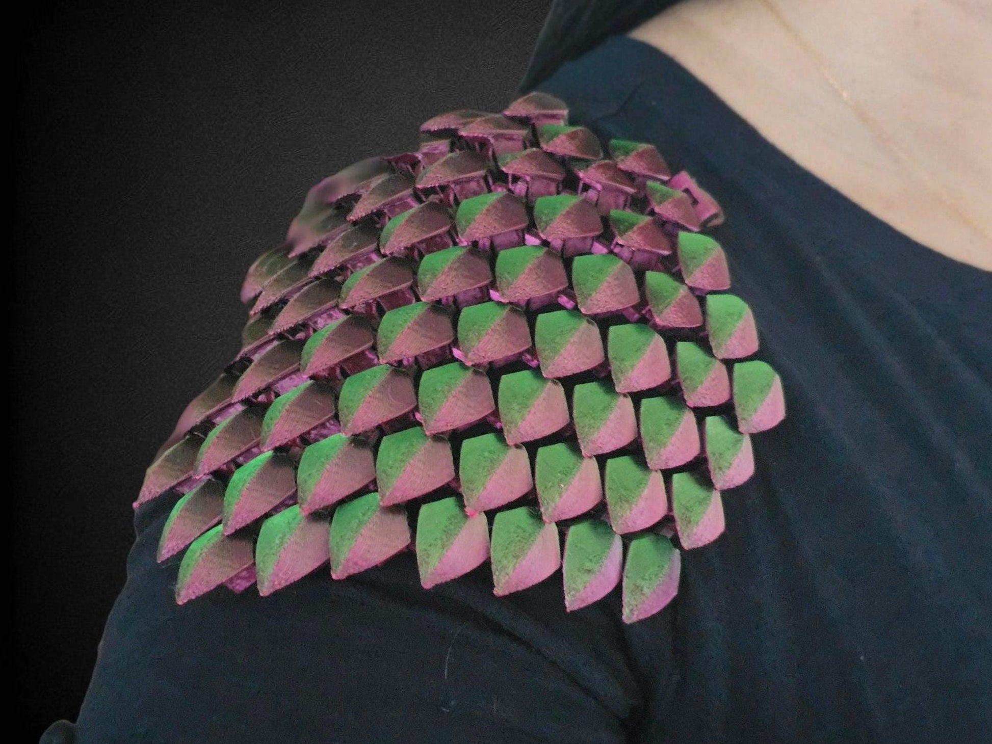 Articulated Dragon Scale Mail Pauldron – Fantasy Shoulder Armor, Cosplay Costume Accessory, Medieval LARP Gear, Adjustable Dragon Scales