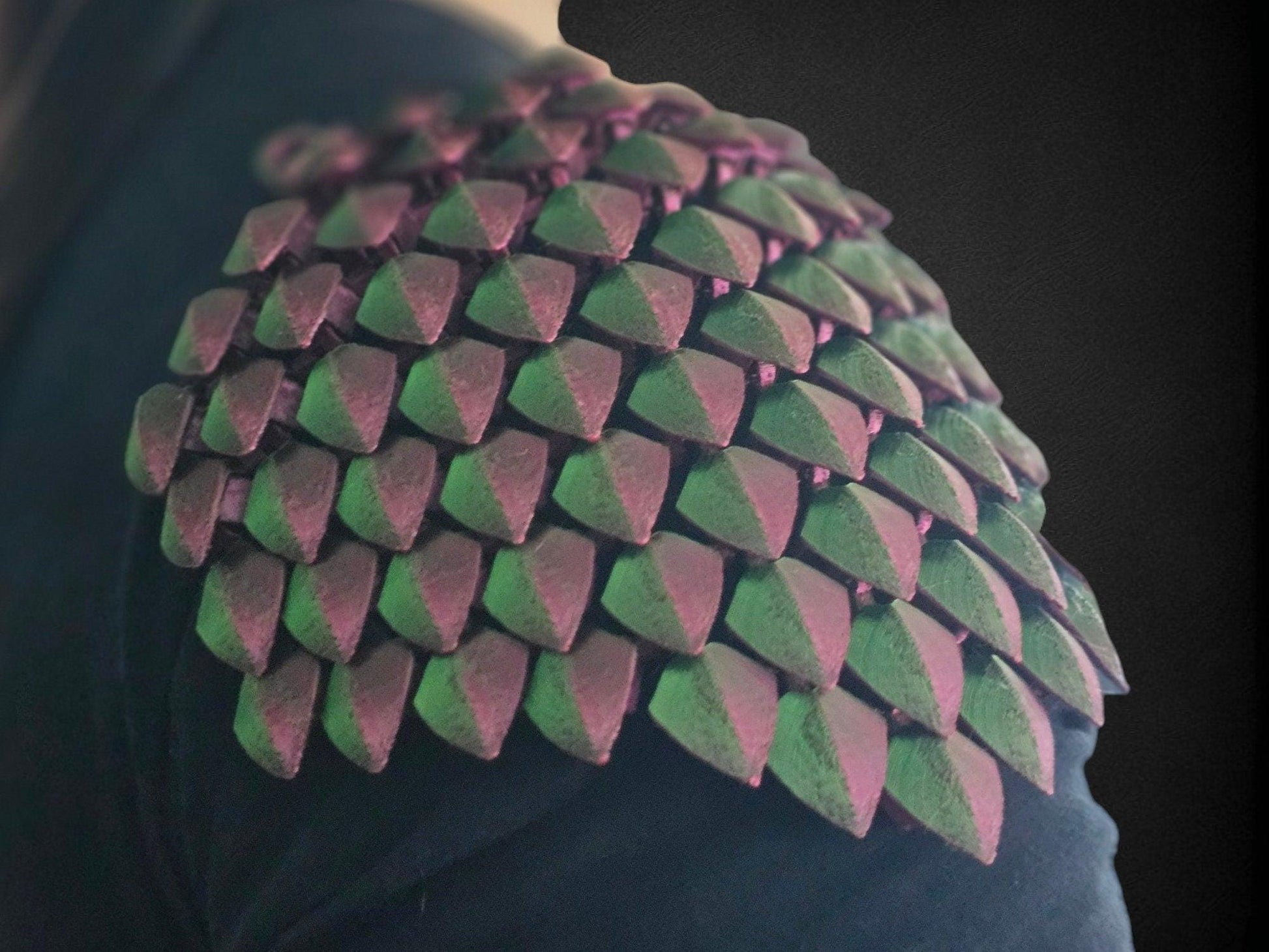 Articulated Dragon Scale Mail Pauldron – Fantasy Shoulder Armor, Cosplay Costume Accessory, Medieval LARP Gear, Adjustable Dragon Scales